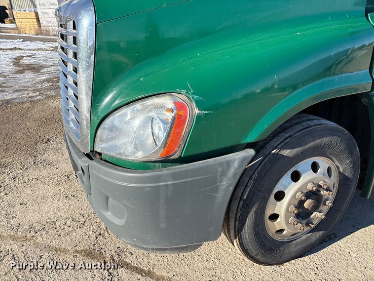 image for item FG1141 2017 Freightliner Cascadia 125 semi truck