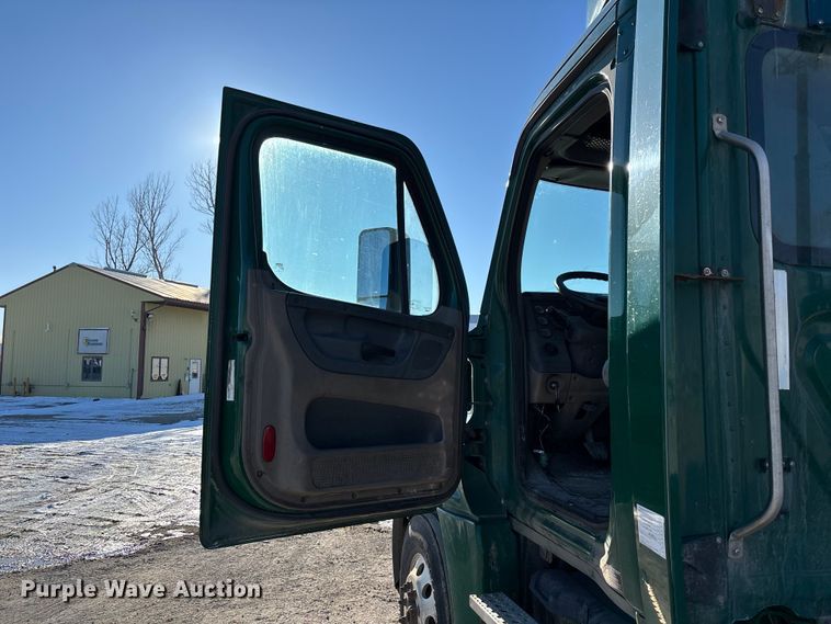 image for item FG1141 2017 Freightliner Cascadia 125 semi truck