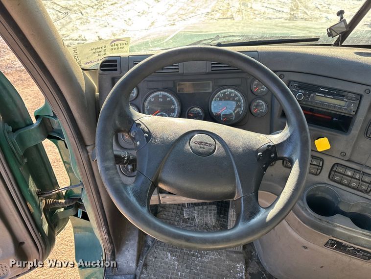 image for item FG1141 2017 Freightliner Cascadia 125 semi truck