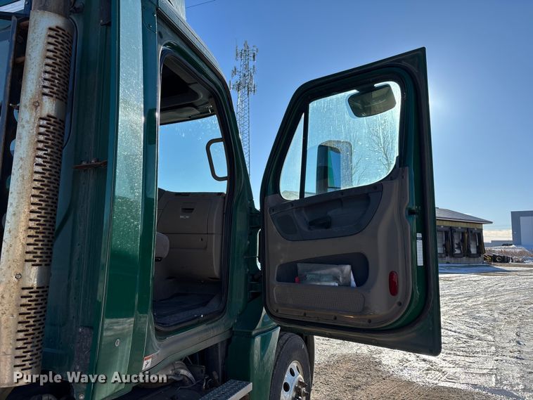 image for item FG1141 2017 Freightliner Cascadia 125 semi truck