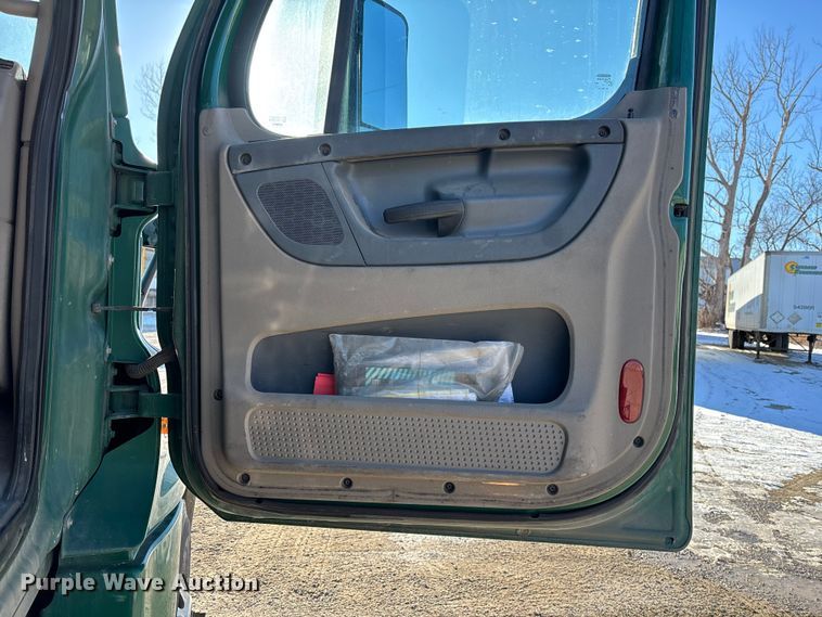 image for item FG1141 2017 Freightliner Cascadia 125 semi truck