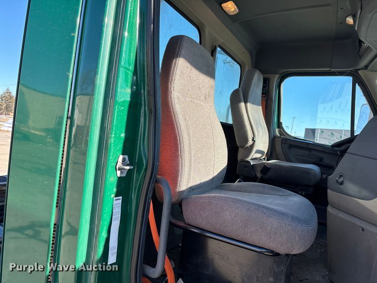 image for item FG1141 2017 Freightliner Cascadia 125 semi truck