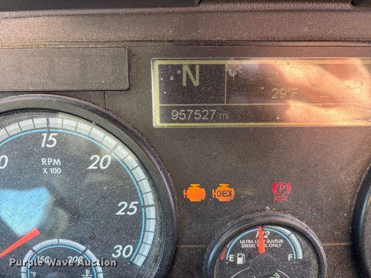 image for item FG1141 2017 Freightliner Cascadia 125 semi truck