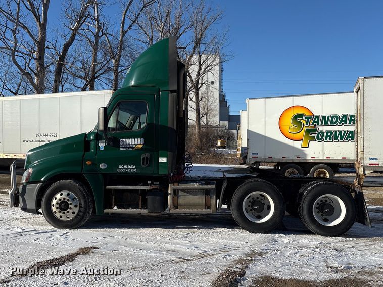 image for item FG1142 2017 Freightliner Cascadia 125 semi truck