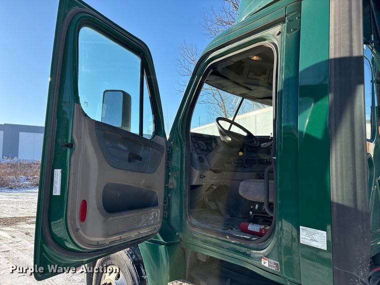 image for item FG1142 2017 Freightliner Cascadia 125 semi truck