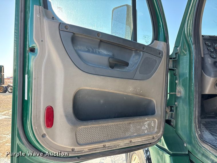 image for item FG1142 2017 Freightliner Cascadia 125 semi truck