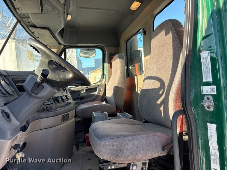 image for item FG1142 2017 Freightliner Cascadia 125 semi truck