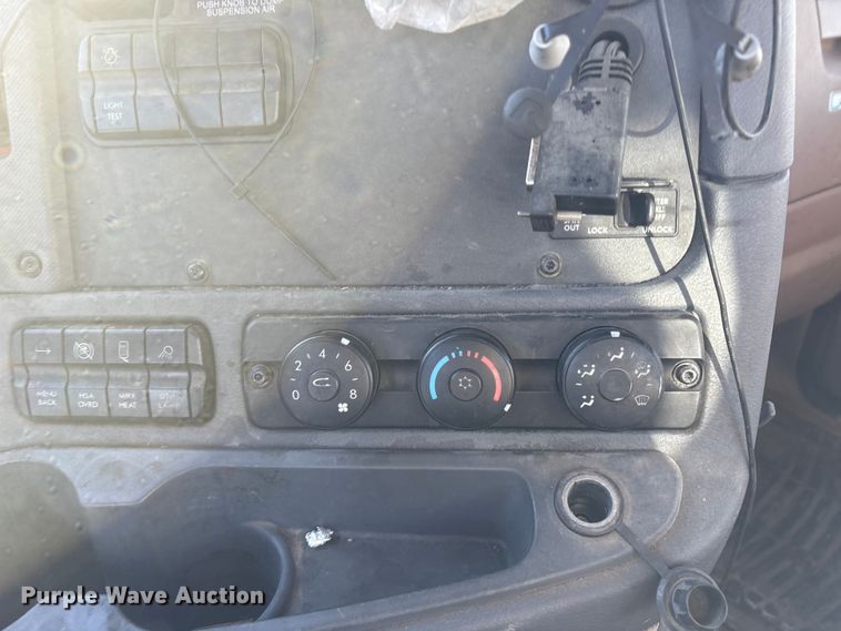 image for item FG1142 2017 Freightliner Cascadia 125 semi truck