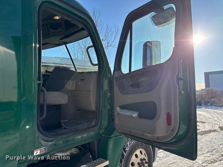 image for item FG1142 2017 Freightliner Cascadia 125 semi truck