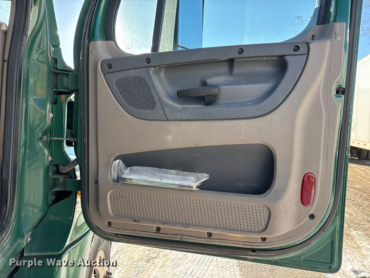 image for item FG1142 2017 Freightliner Cascadia 125 semi truck