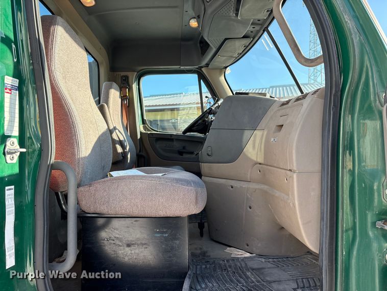 image for item FG1142 2017 Freightliner Cascadia 125 semi truck