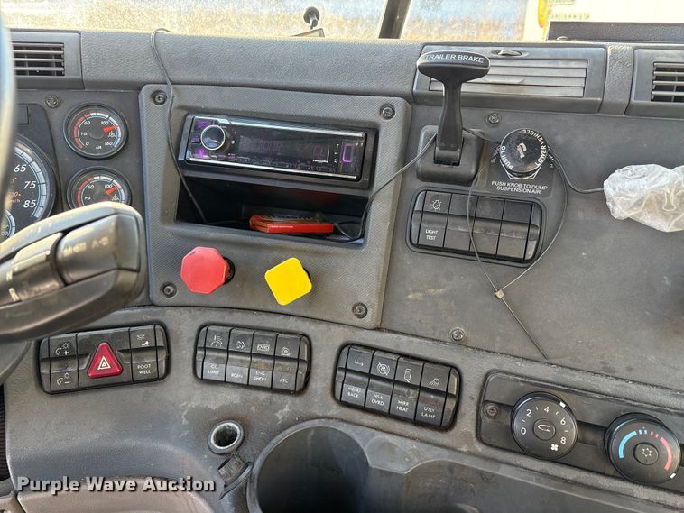 image for item FG1142 2017 Freightliner Cascadia 125 semi truck