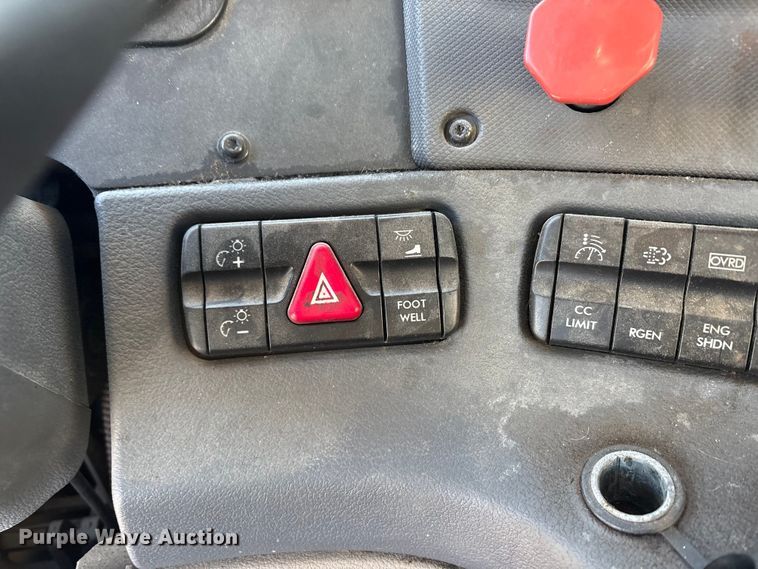 image for item FG1142 2017 Freightliner Cascadia 125 semi truck