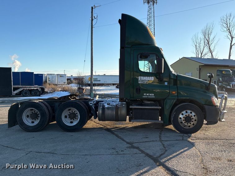 image for item FG1143 2017 Freightliner Cascadia 125 semi truck