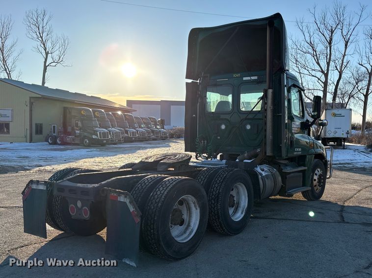 image for item FG1143 2017 Freightliner Cascadia 125 semi truck