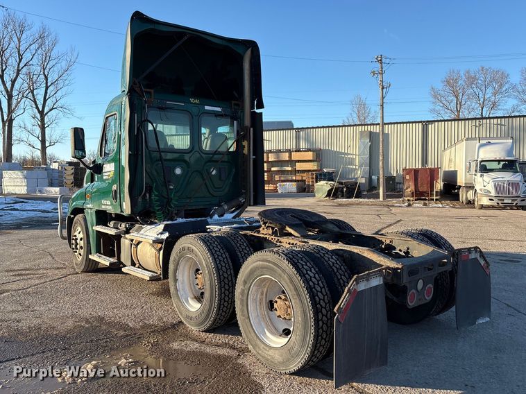 image for item FG1143 2017 Freightliner Cascadia 125 semi truck