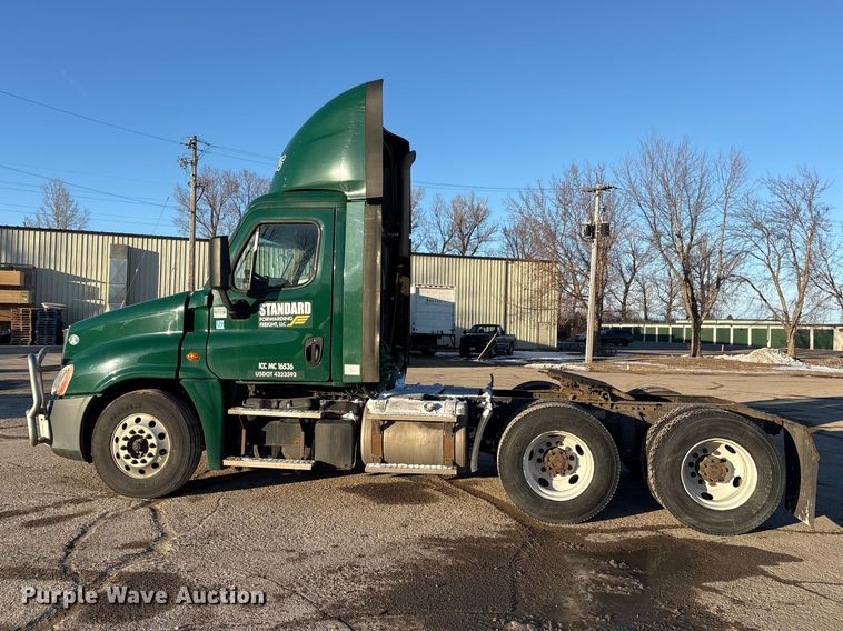 image for item FG1143 2017 Freightliner Cascadia 125 semi truck