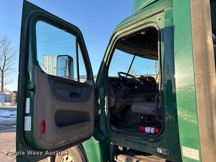 image for item FG1143 2017 Freightliner Cascadia 125 semi truck