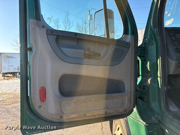 image for item FG1143 2017 Freightliner Cascadia 125 semi truck