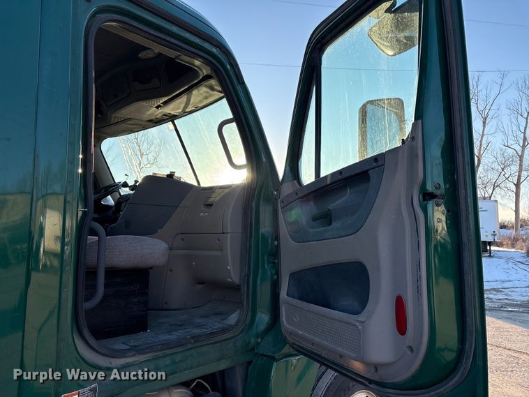 image for item FG1143 2017 Freightliner Cascadia 125 semi truck