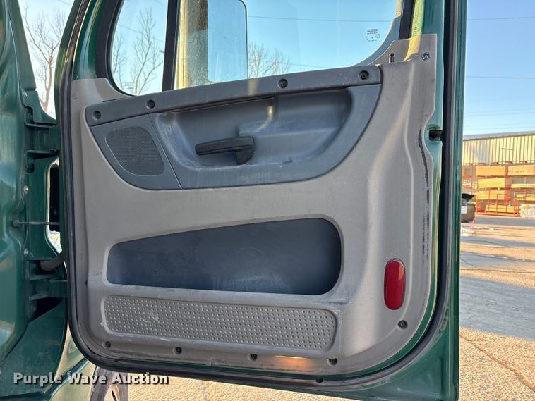 image for item FG1143 2017 Freightliner Cascadia 125 semi truck