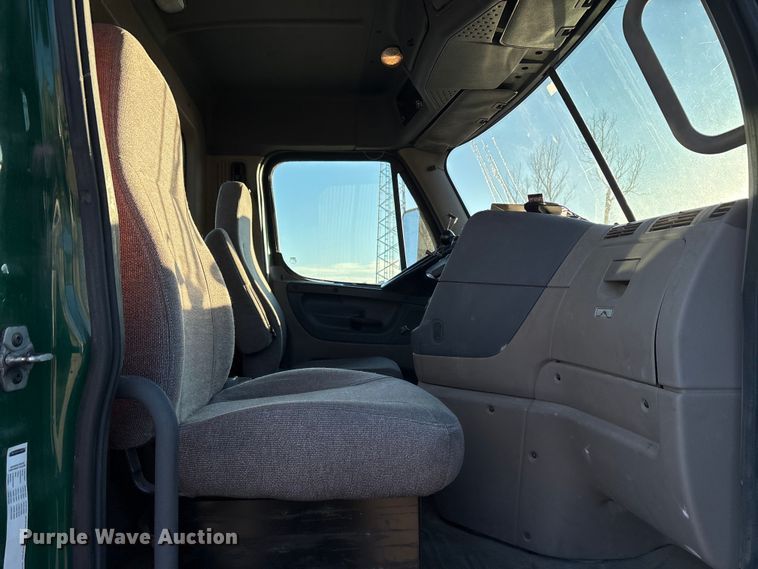 image for item FG1143 2017 Freightliner Cascadia 125 semi truck