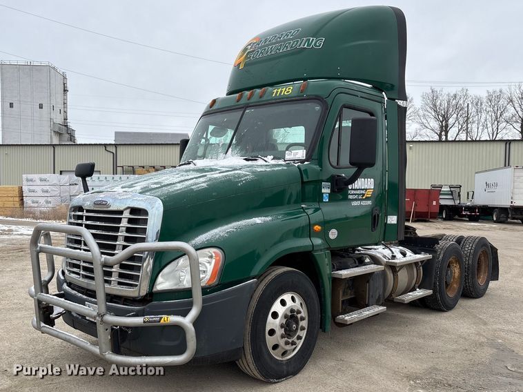 image for item FG1145 2017 Freightliner Cascadia 125 semi truck