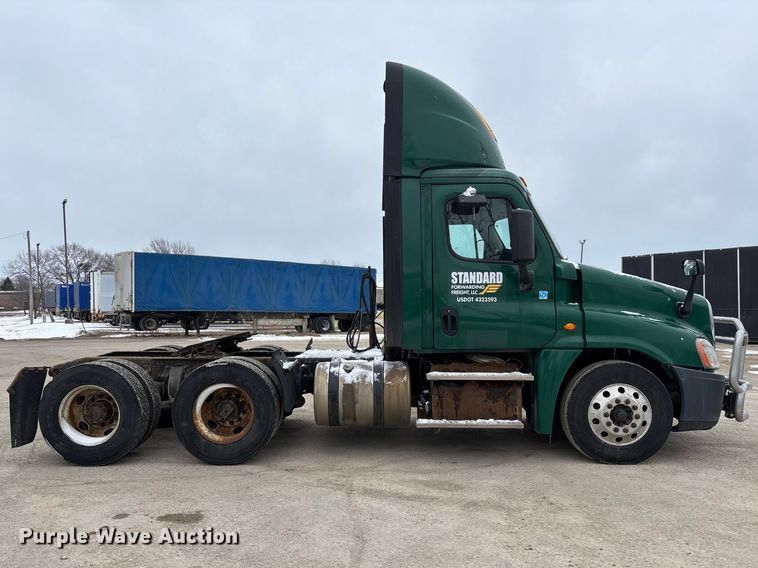 image for item FG1145 2017 Freightliner Cascadia 125 semi truck