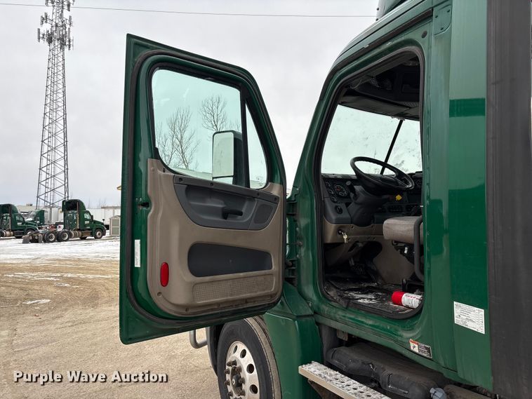 image for item FG1145 2017 Freightliner Cascadia 125 semi truck