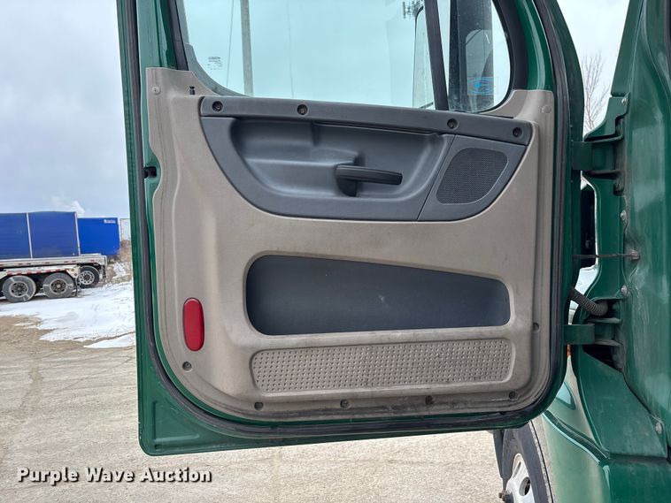 image for item FG1145 2017 Freightliner Cascadia 125 semi truck