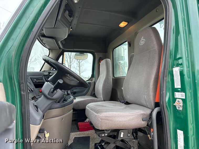 image for item FG1145 2017 Freightliner Cascadia 125 semi truck