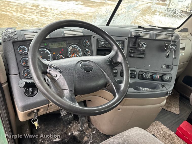 image for item FG1145 2017 Freightliner Cascadia 125 semi truck