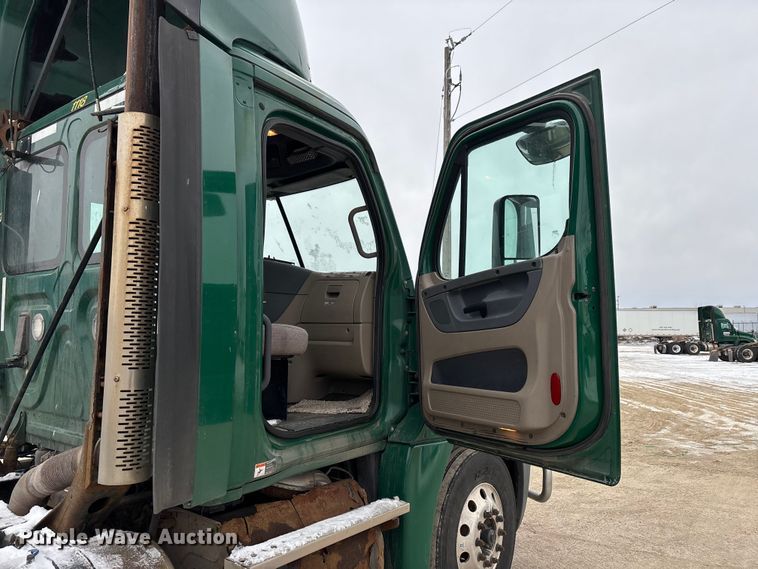 image for item FG1145 2017 Freightliner Cascadia 125 semi truck