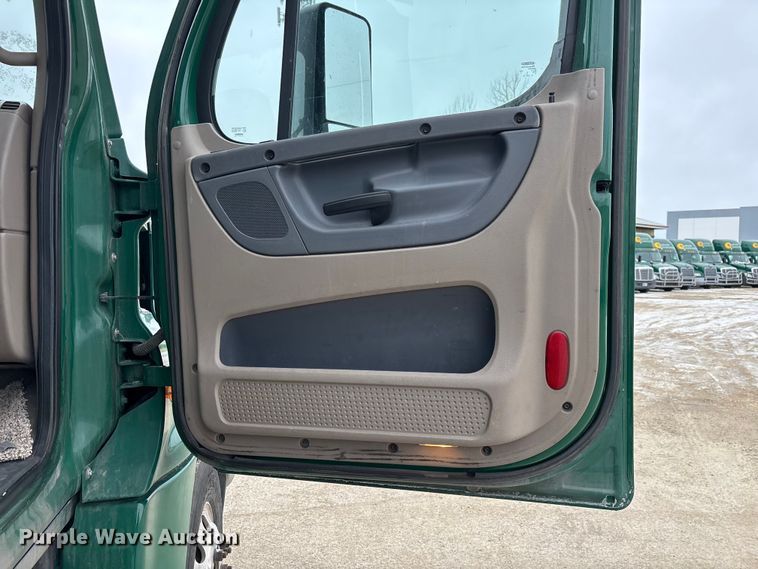 image for item FG1145 2017 Freightliner Cascadia 125 semi truck