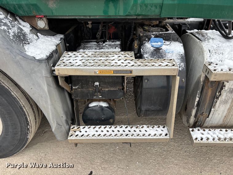 image for item FG1146 2016 Mack CXU613 semi truck