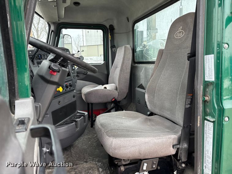 image for item FG1146 2016 Mack CXU613 semi truck