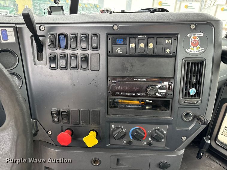 image for item FG1146 2016 Mack CXU613 semi truck