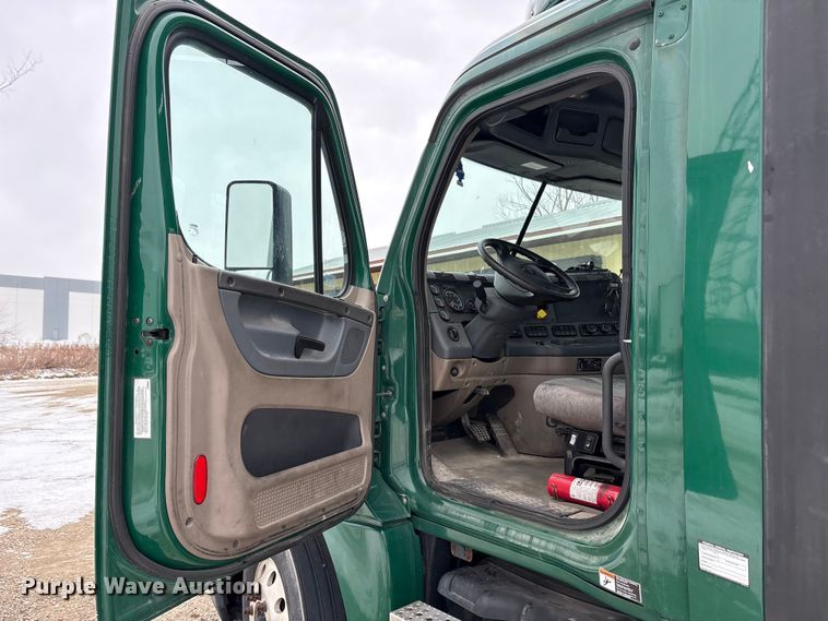 image for item FG1147 2017 Freightliner Cascadia 125 semi truck