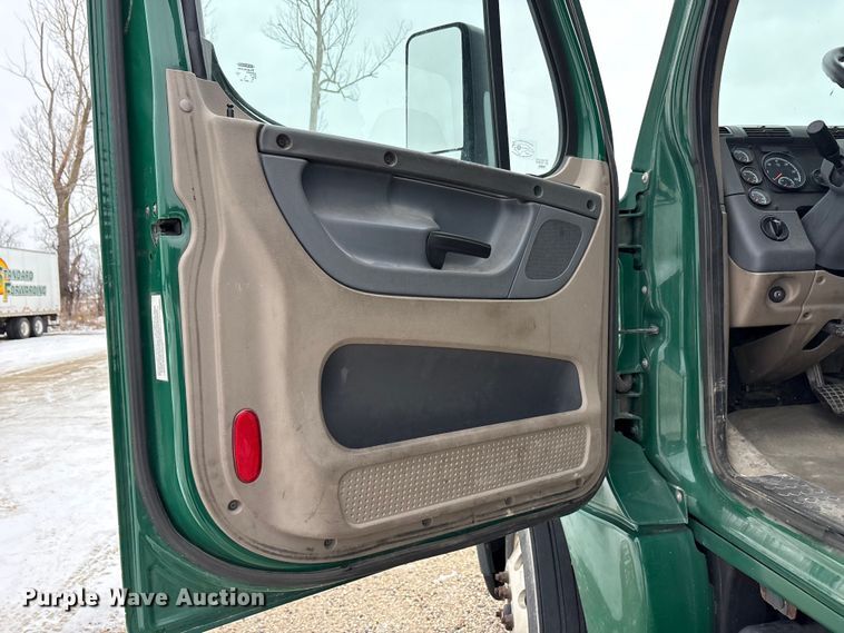 image for item FG1147 2017 Freightliner Cascadia 125 semi truck