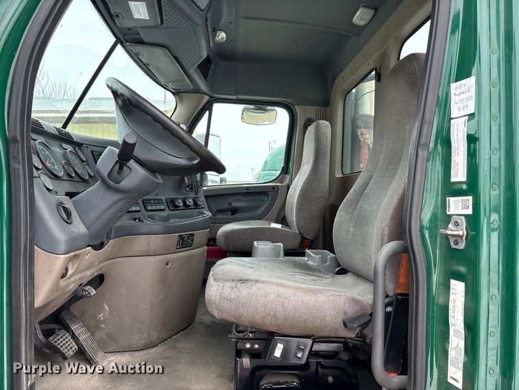 image for item FG1147 2017 Freightliner Cascadia 125 semi truck