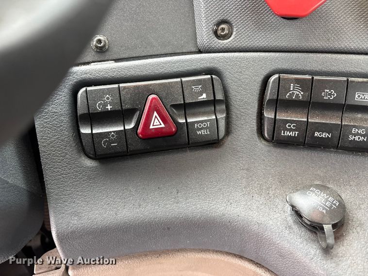 image for item FG1147 2017 Freightliner Cascadia 125 semi truck