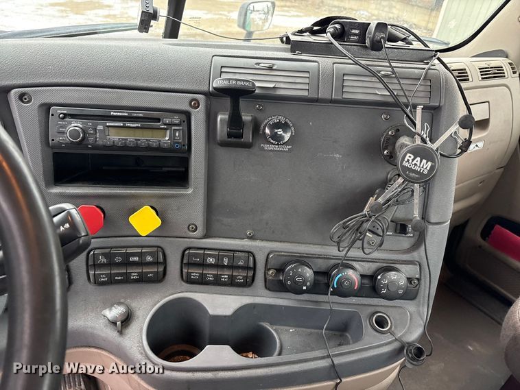 image for item FG1147 2017 Freightliner Cascadia 125 semi truck