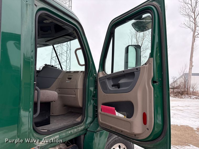 image for item FG1147 2017 Freightliner Cascadia 125 semi truck