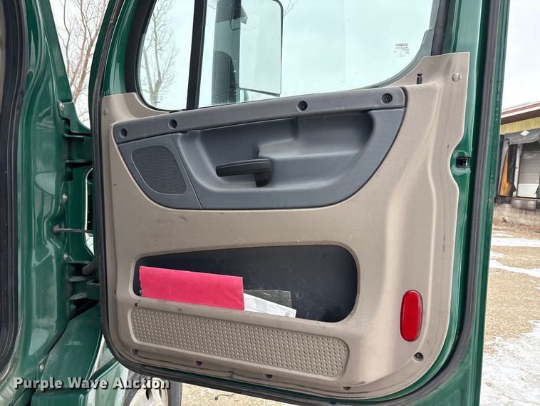 image for item FG1147 2017 Freightliner Cascadia 125 semi truck