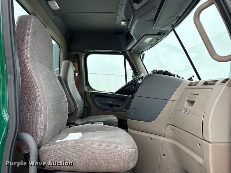 image for item FG1147 2017 Freightliner Cascadia 125 semi truck