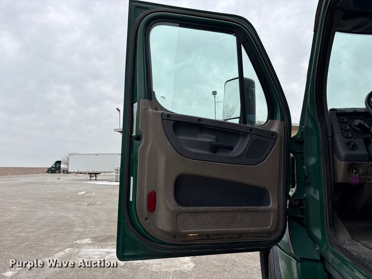 image for item FK1207 2017 Freightliner Cascadia 125 semi truck