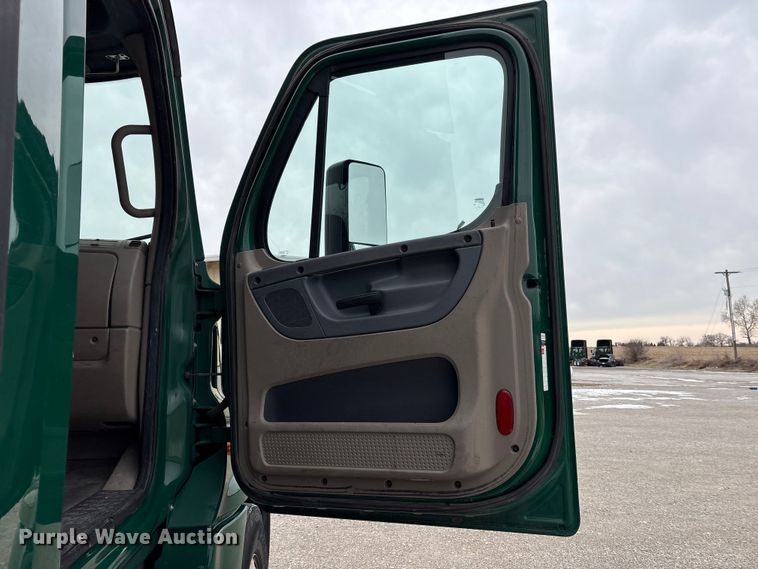 image for item FK1207 2017 Freightliner Cascadia 125 semi truck