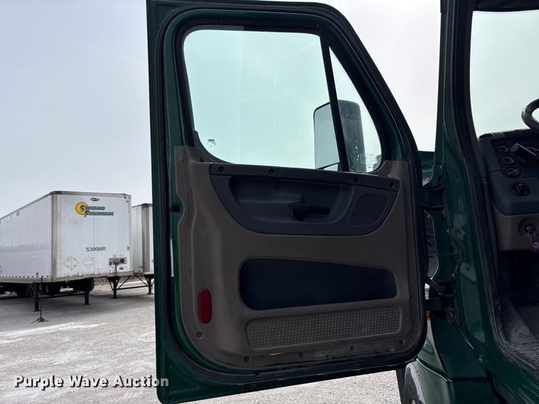 image for item FK1208 2017 Freightliner Cascadia 125 semi truck