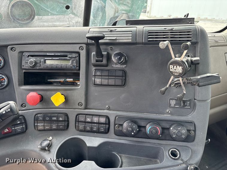 image for item FK1208 2017 Freightliner Cascadia 125 semi truck