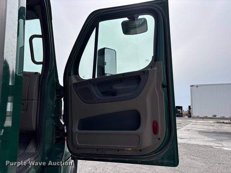 image for item FK1208 2017 Freightliner Cascadia 125 semi truck